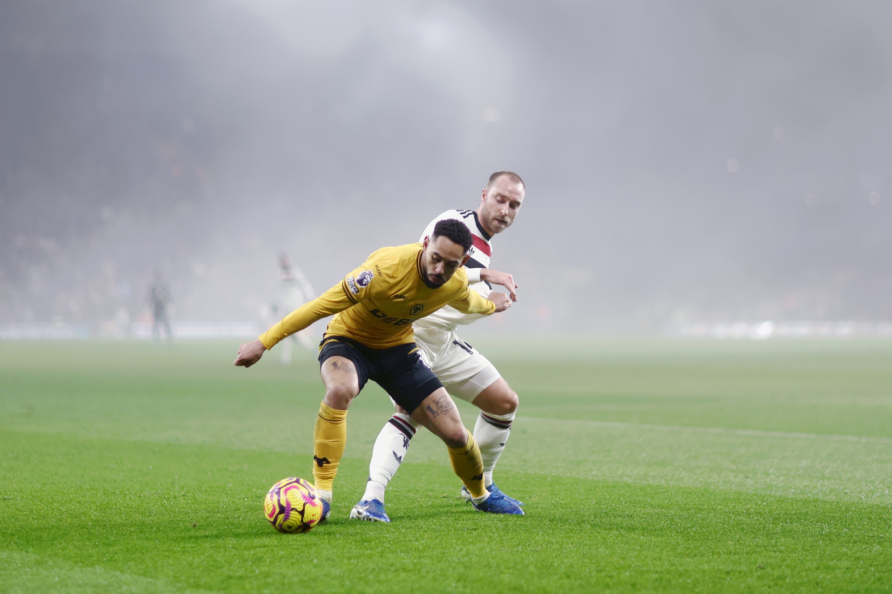 Matheus Cunha de Wolverhampton Wanderers lutte pour le ballon avec Christian Eriksen de Manchester United