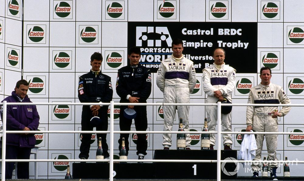 Brundle sur le podium après un effort herculéen avec la XJR-14