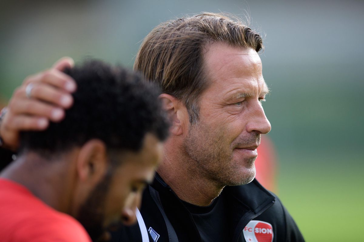 L'entraineur du FC Sion Paolo Tramezzani avec Carlotos, lors de l'entrainement à Bluche en Valais, le 27 juin 2017. \(OLIVIER MAIRE\)