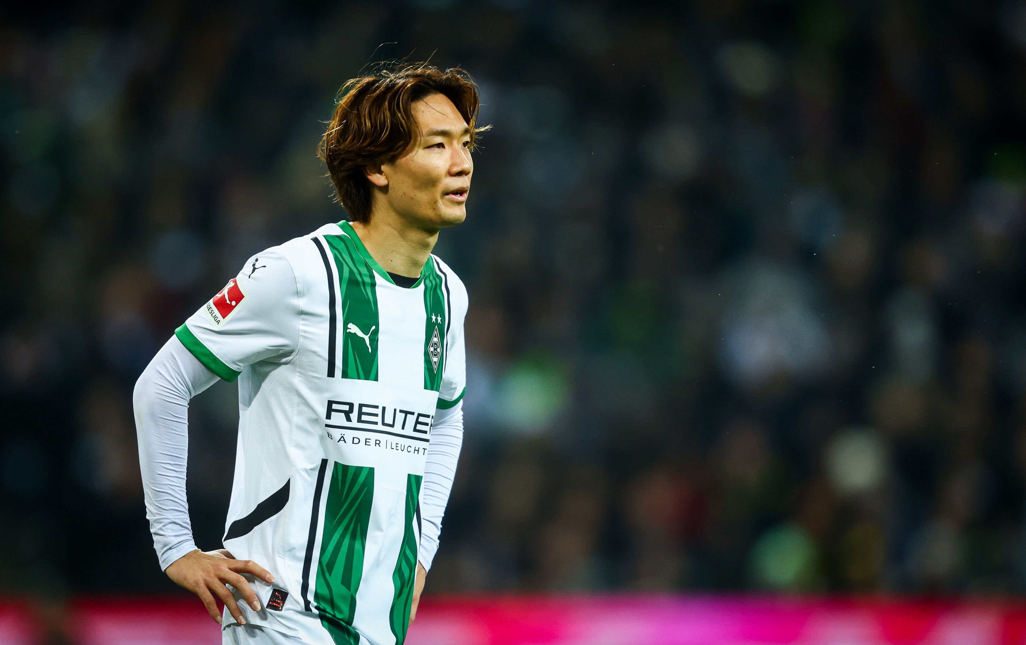 Ko Itakura de Borussia Mönchengladbach en action