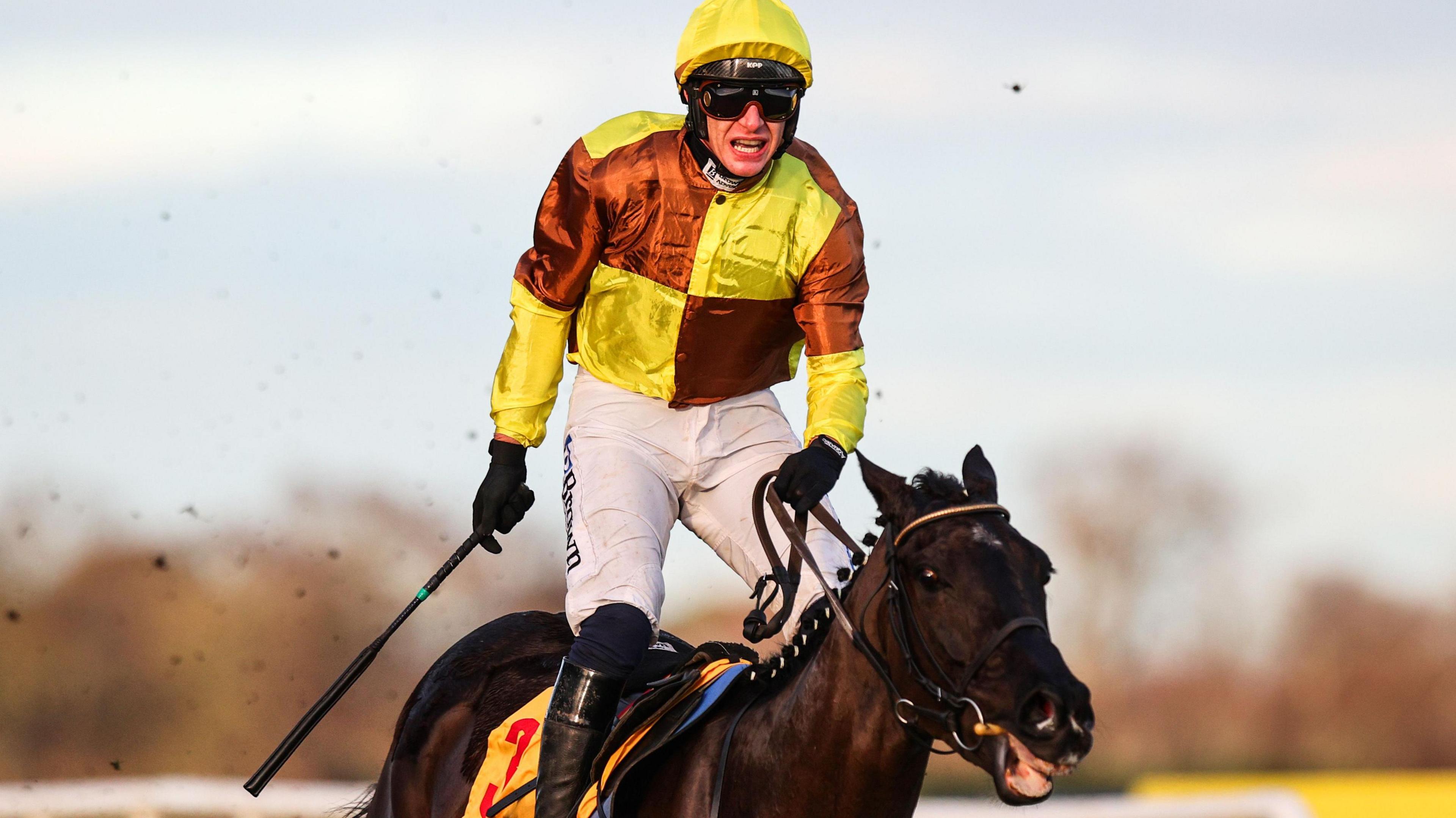 Paul Townend et Galopin Des Champs franchissent le poteau d'arrivée à Leopardstown lors du Savills Hurdle