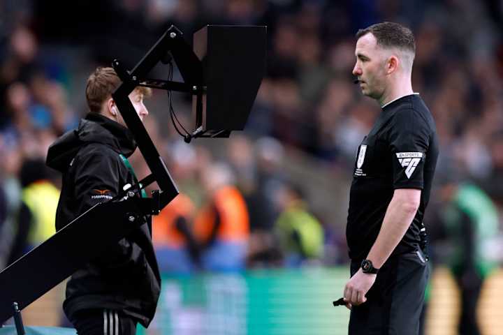 L'arbitre Chris Kavanagh