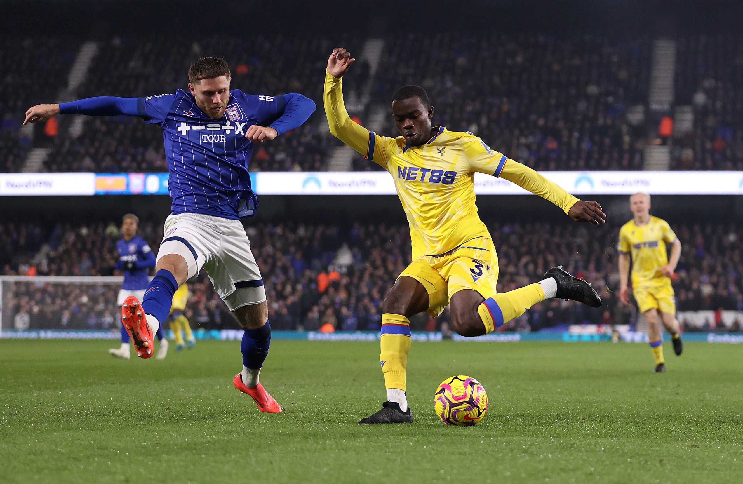 Tyrick Mitchell de Crystal Palace passe le ballon