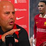 Arne Slot discute avec Trent Alexander-Arnold après son match difficile