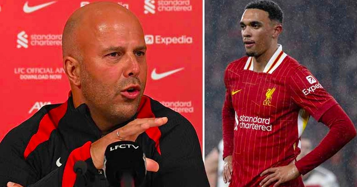 Arne Slot discute avec Trent Alexander-Arnold après son match difficile