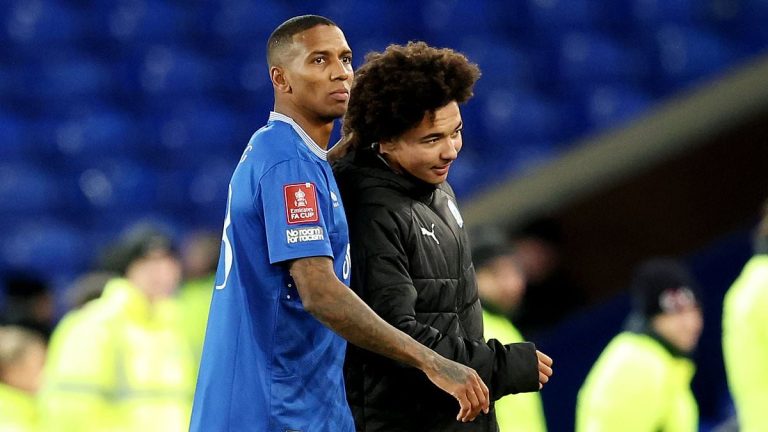 Darren Ferguson critiqué pour avoir ignoré Ashley Young en FA Cup