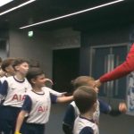 Demande amusante du mascotte de Tottenham à Van Dijk