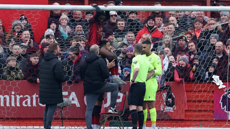 Démarrage de Tamworth vs Tottenham retardé pour une raison inattendue