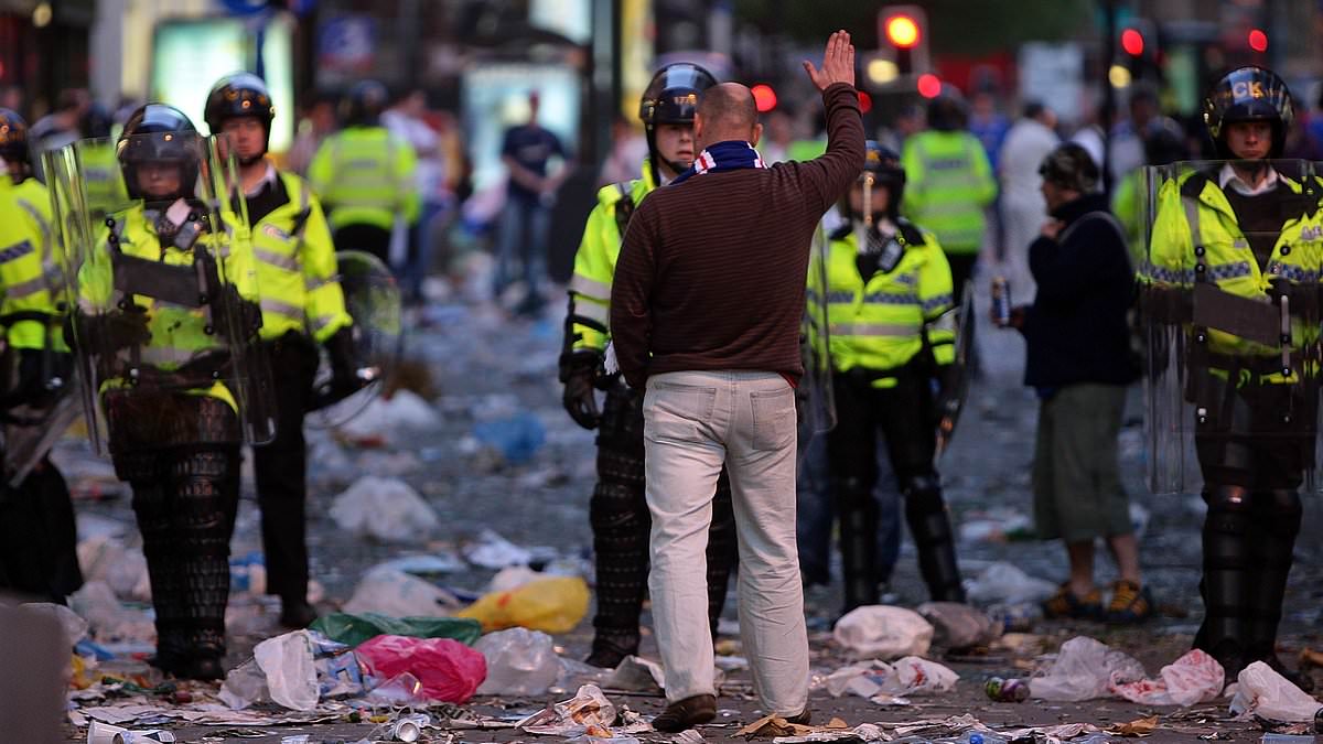 Des milliers de supporters des Rangers attendent un Fanzone à Manchester