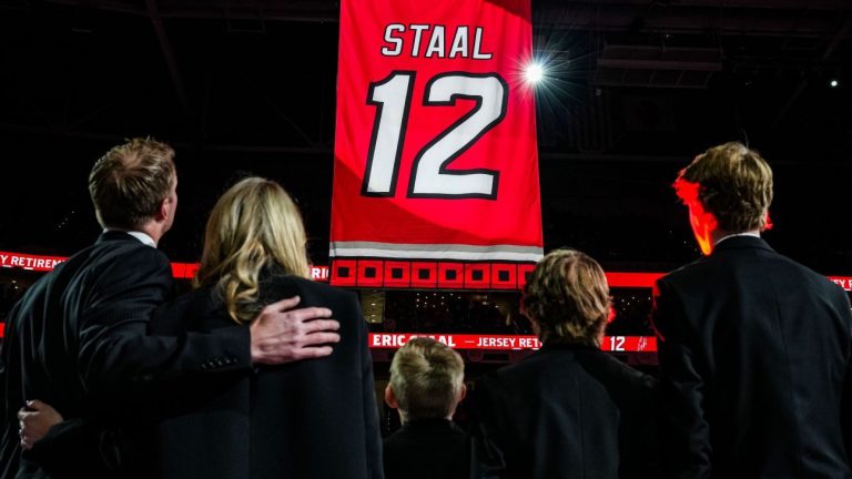 Eric Staal voit son numéro 12 retiré par les Hurricanes