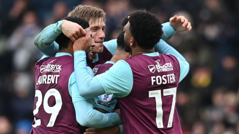 Flemming célèbre sa victoire au derby Burnley-Blackburn