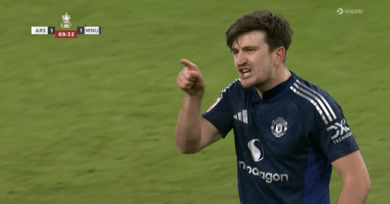 Harry Maguire tacle Kai Havertz lors d-une rencontre tendue