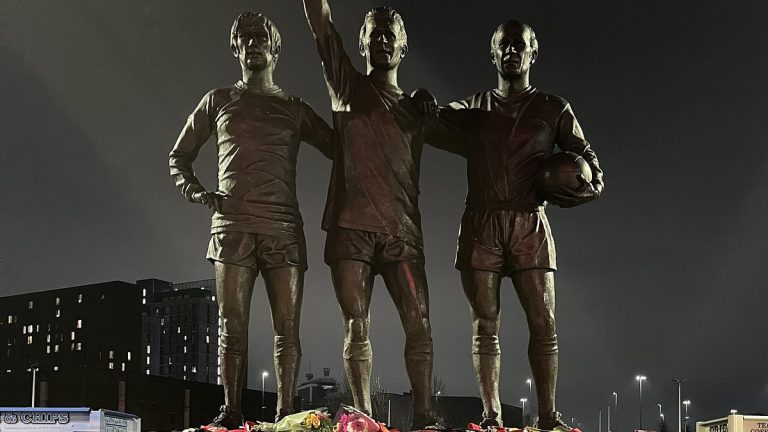 Hommage des fans de Man United à Denis Law à Old Trafford