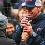 Jim Mora met en garde contre le trafic de joueurs à UConn