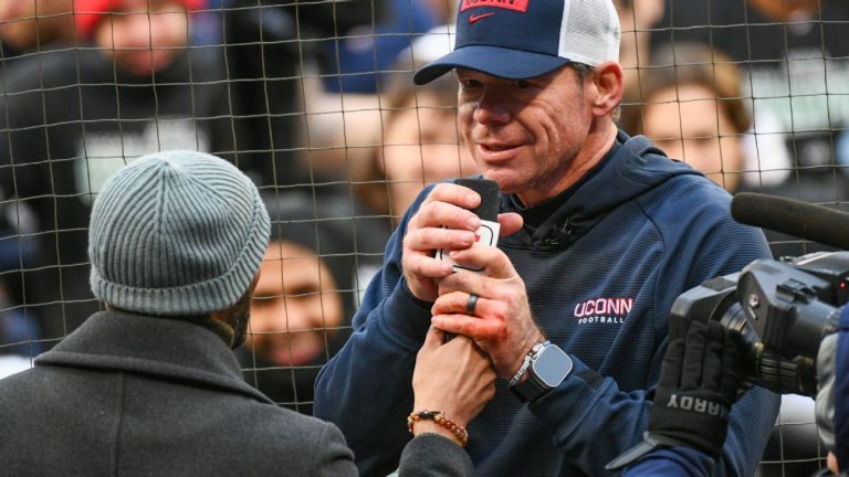 Jim Mora met en garde contre le trafic de joueurs à UConn