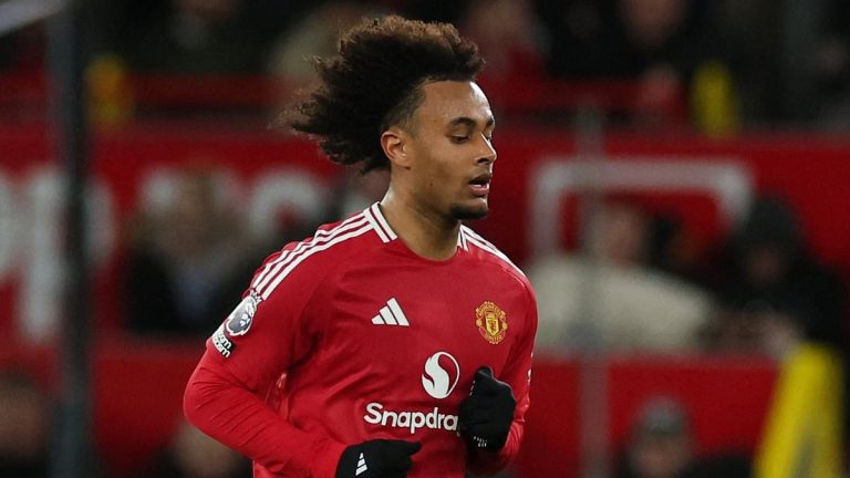 Joshua Zirkzee hué par les fans de Man United après son remplacement