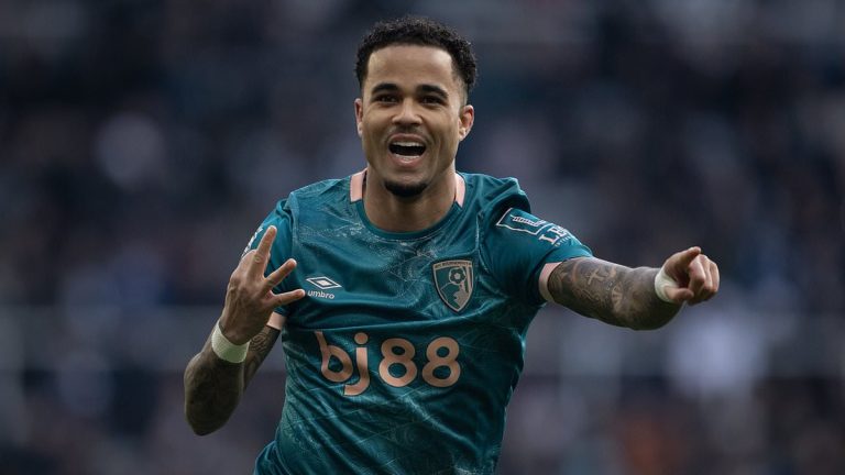 Justin Kluivert brille avec un hat-trick et rejoint la Premier League