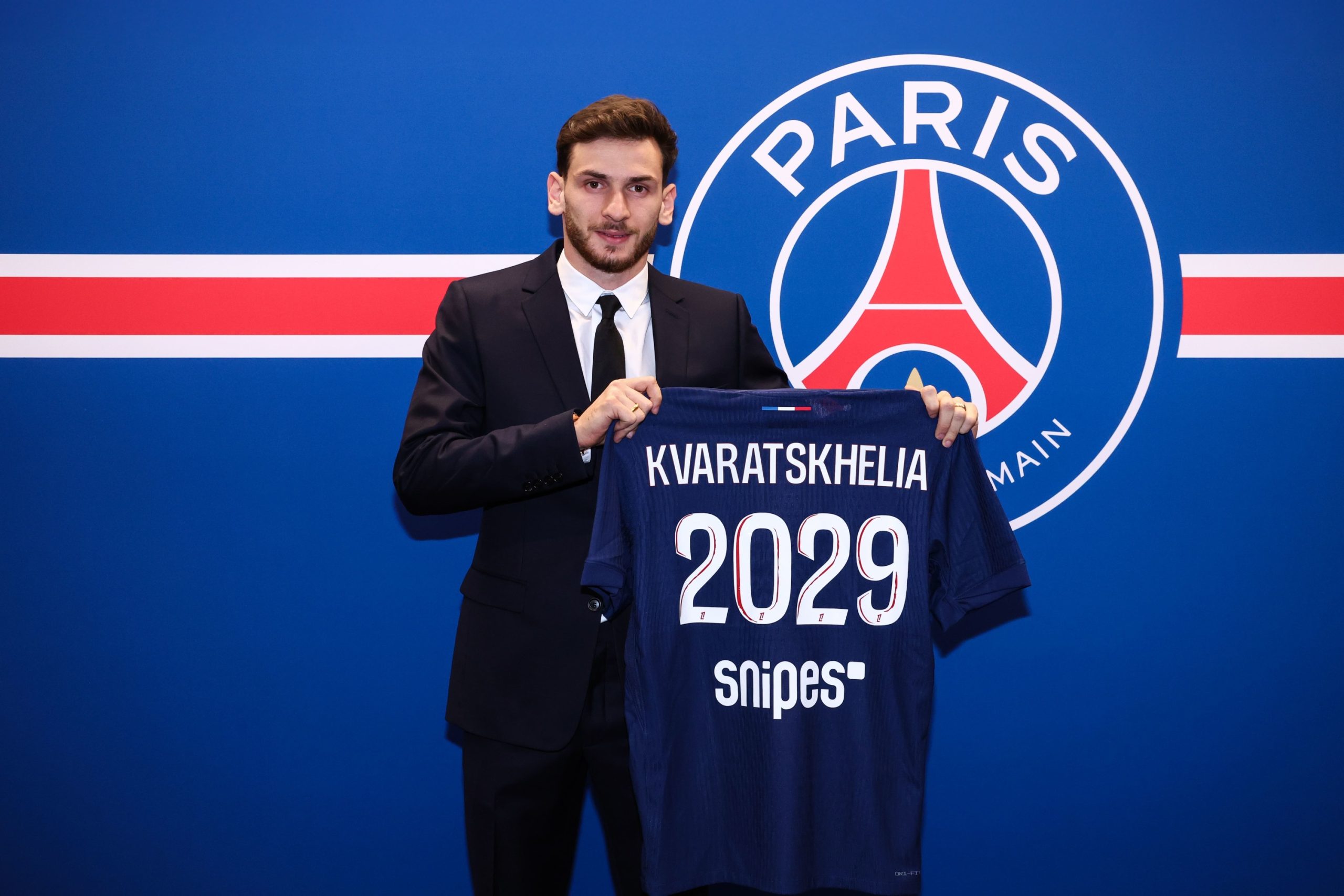 Khvicha Kvaratskhelia rejoint le PSG - un transfert marquant