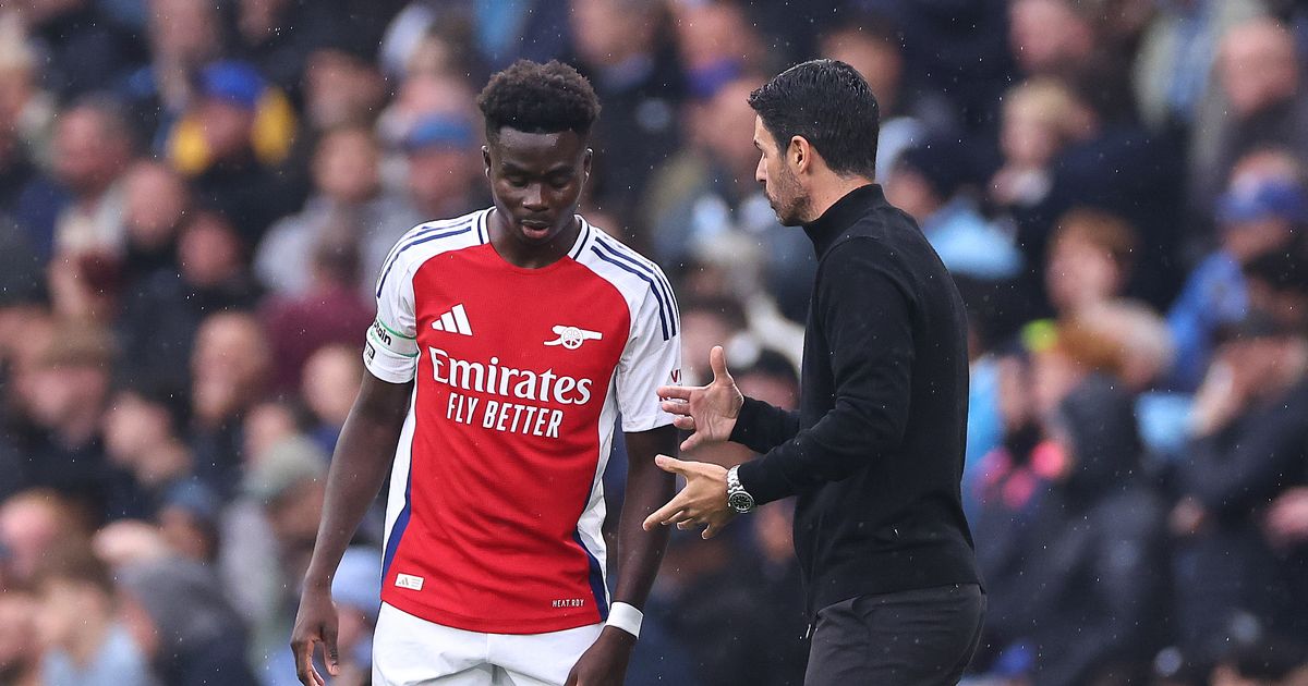 Mikel Arteta conseille Bukayo Saka pendant sa convalescence