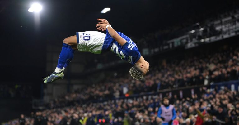 Omari Hutchinson célèbre avec panache contre Chelsea à Ipswich