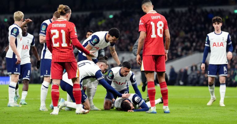 Rodrigo Bentancur évacué sur civière lors de Liverpool-Tottenham