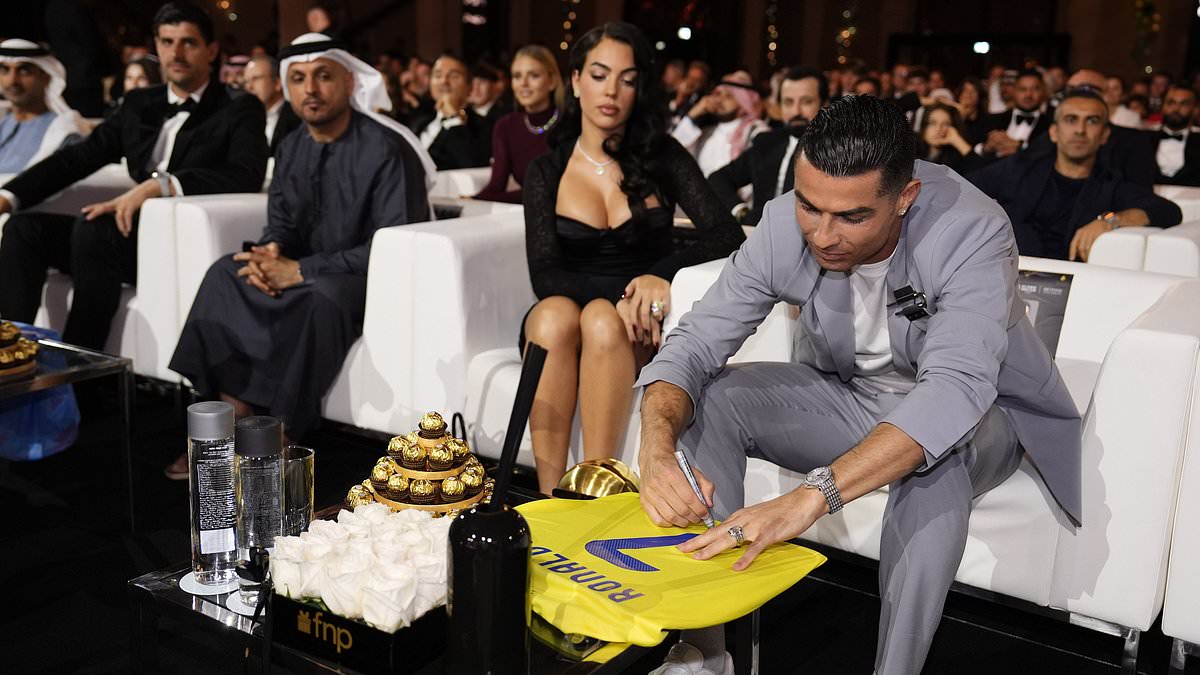 Ronaldo éblouit un jeune fan aux Globe Soccer Awards