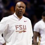 Six anciens joueurs de FSU poursuivent leur coach Hamilton