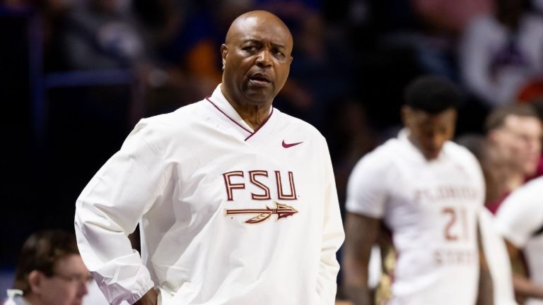 Six anciens joueurs de FSU poursuivent leur coach Hamilton