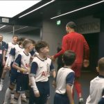 Un mascotte de Tottenham fait un appel à Van Dijk de Liverpool