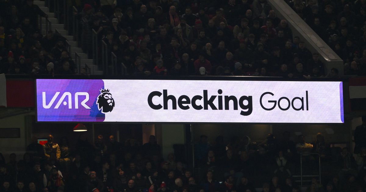 VAR - Annonce en direct lors des demi-finales de la Carabao Cup