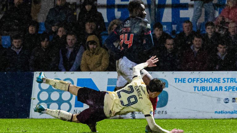 Une décision de penalty prise lors du match entre Ross County et Hearts.