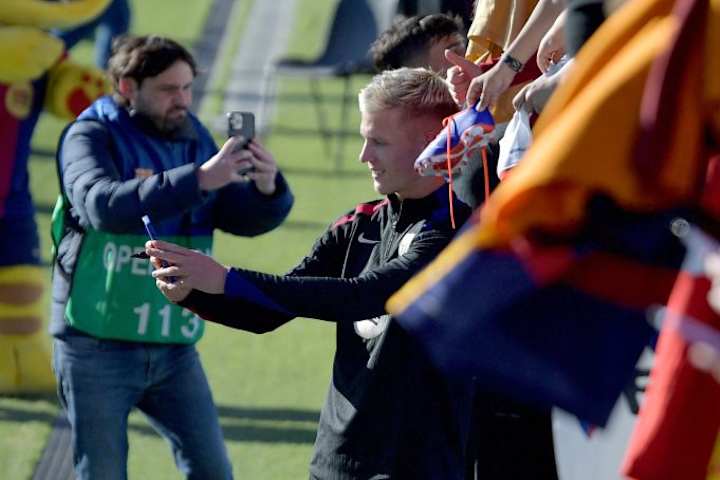 Dani Olmo avec des fans de Barcelone