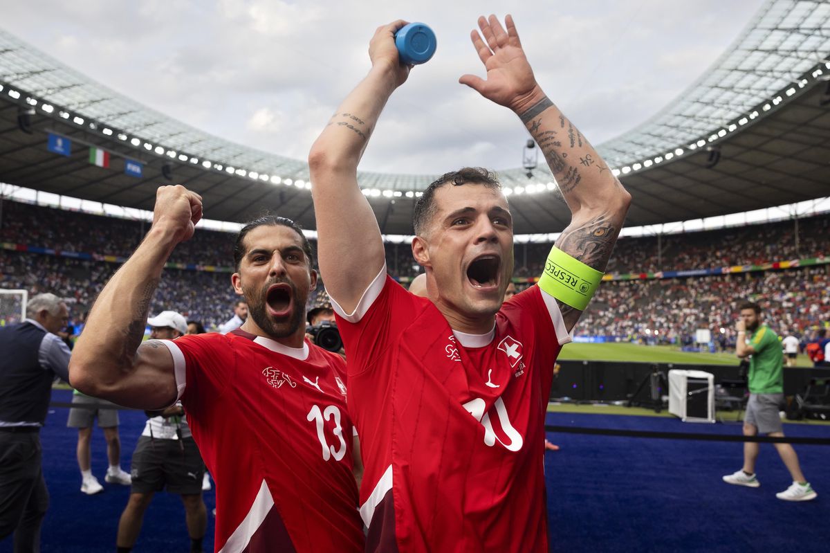 Granit Xhaka et Ricardo Rodriguez célèbrent la victoire de la Suisse contre l'Italie.