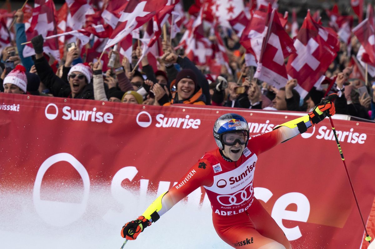 Marco Odermatt célèbre sa victoire à Adelboden.