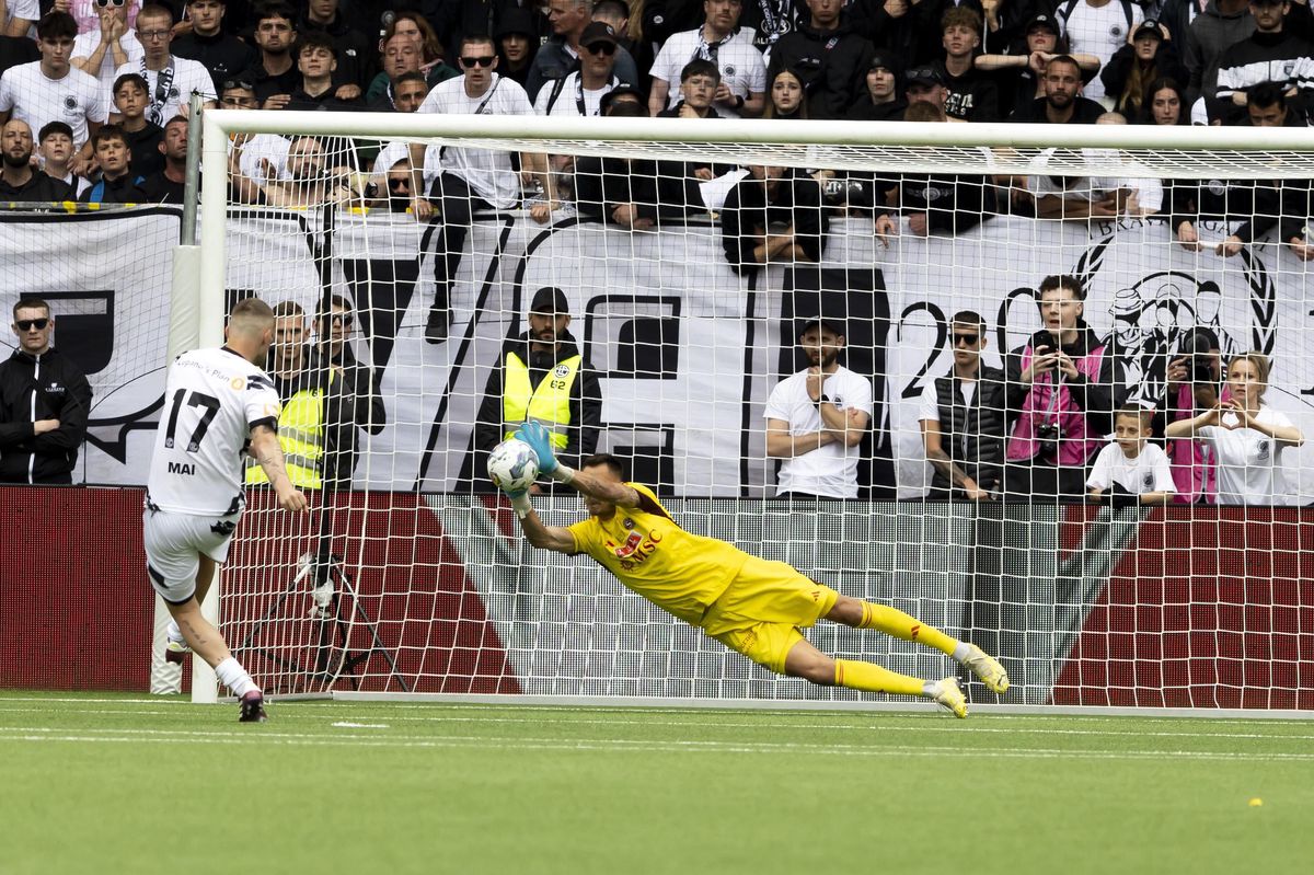 Joël Mall stoppe le tir décisif lors de la finale de la Coupe de Suisse.