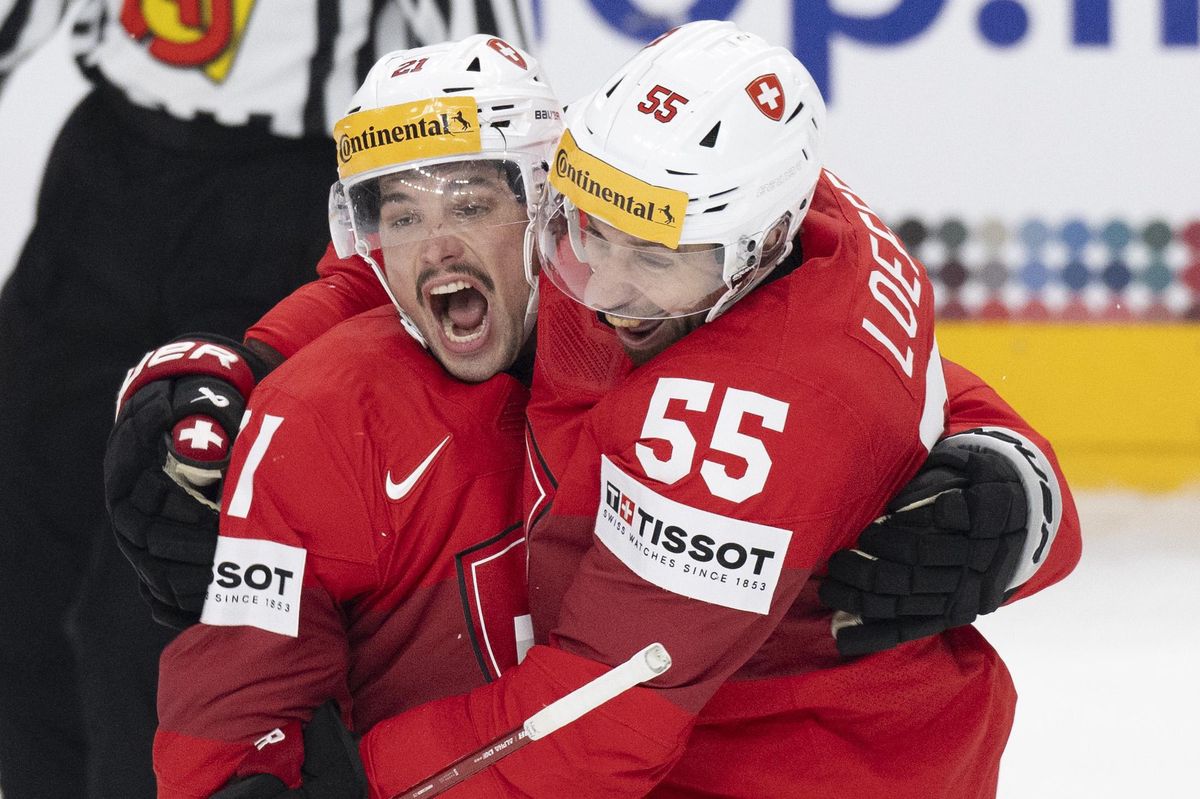 Kevin Fiala et Romain Loeffel lors de la demi-finale du Mondial.