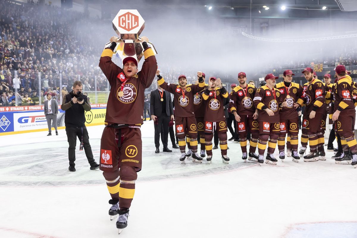 Valtteri Filppula soulève le trophée de la Champions Hockey League.