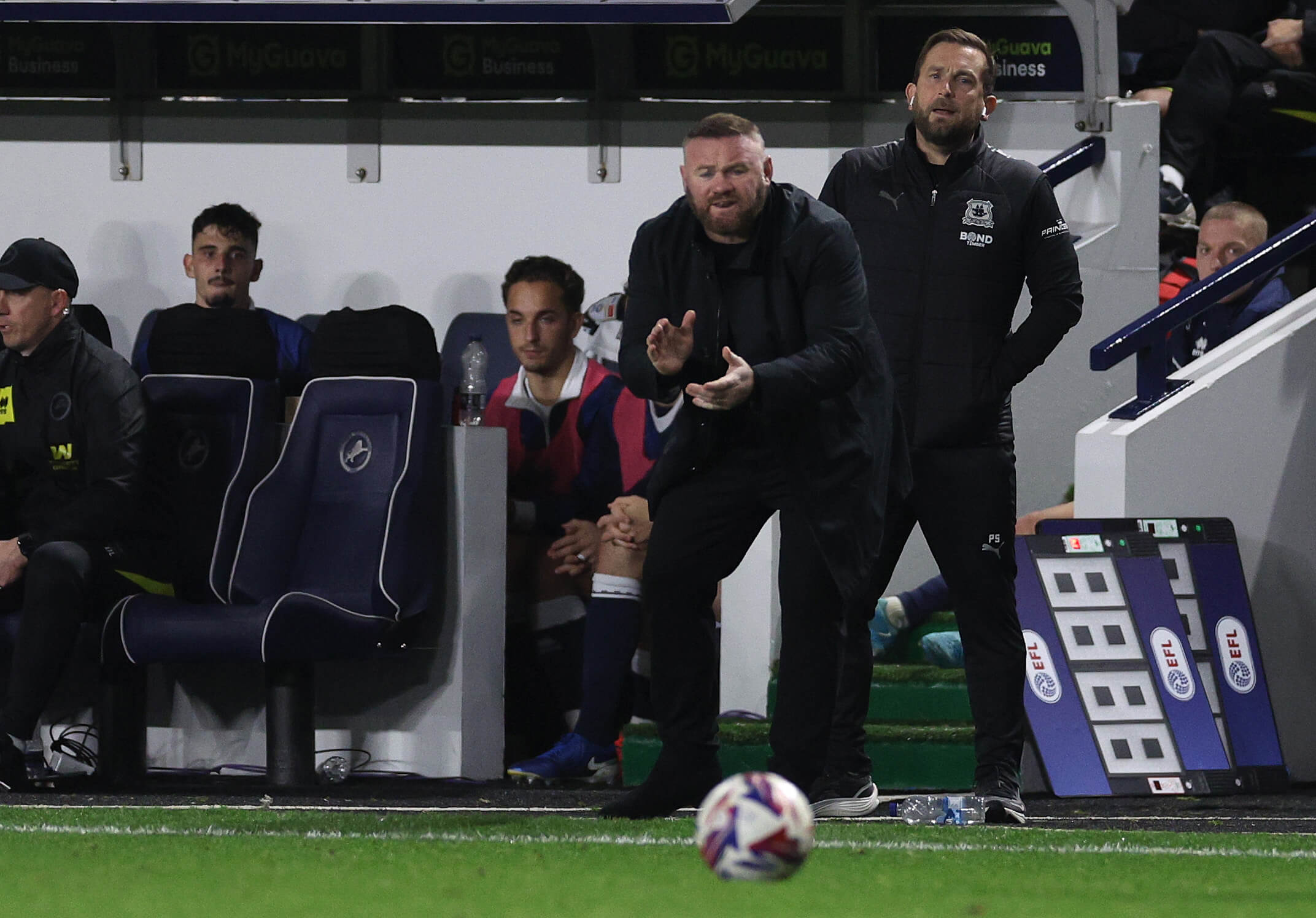 Wayne Rooney sur le bord du terrain