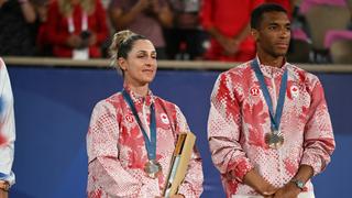 Gabriela Dabrowski et Felix Auger-Aliassime durant la remise de leur médaille de bronze pour leur troisième place en tennis double mixte aux JO de Paris 2024.