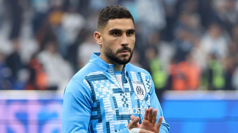 Neal Maupay applaudit les supporters avant le match de Marseille contre le PSG en novembre