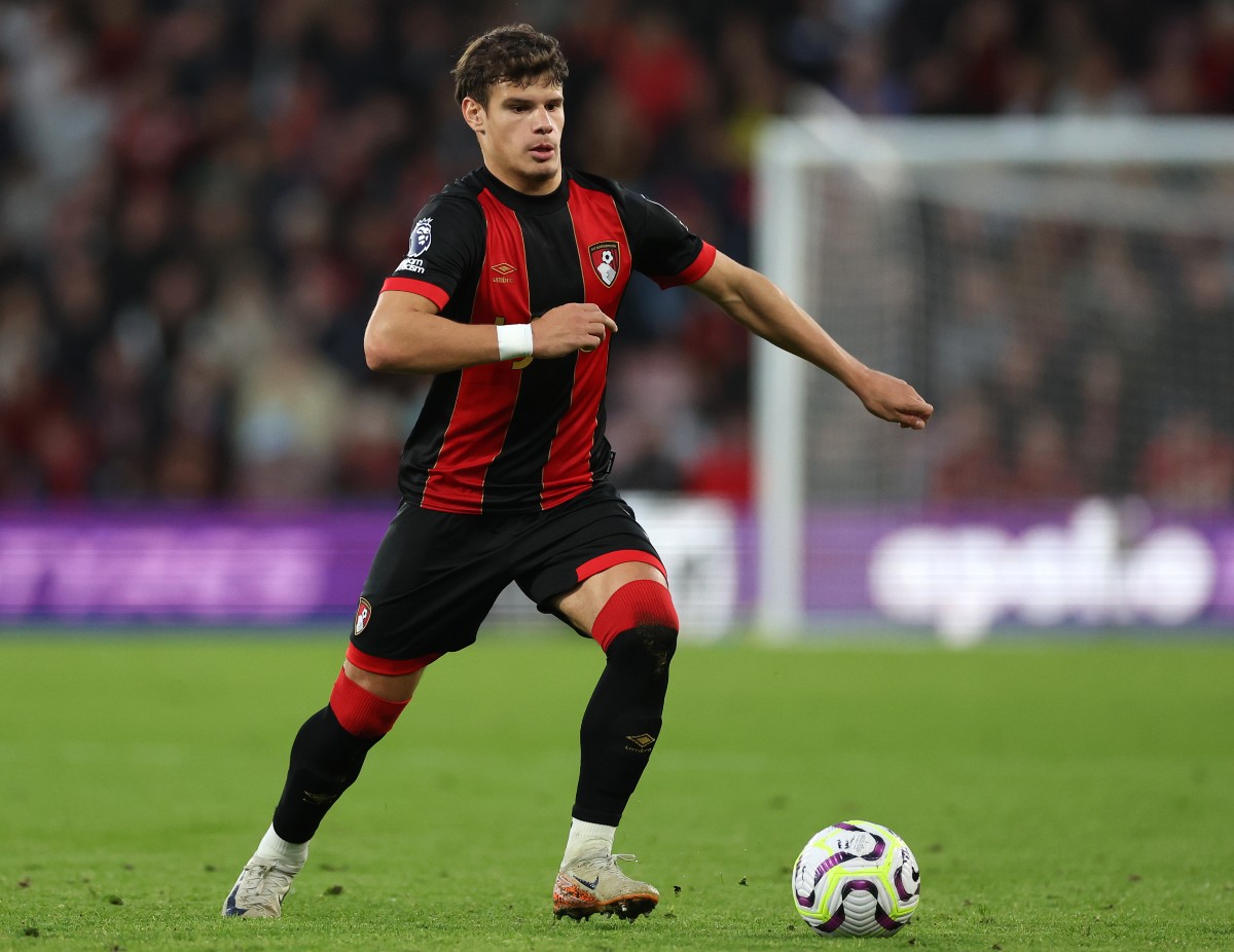 Milos Kerkez en action pour Bournemouth