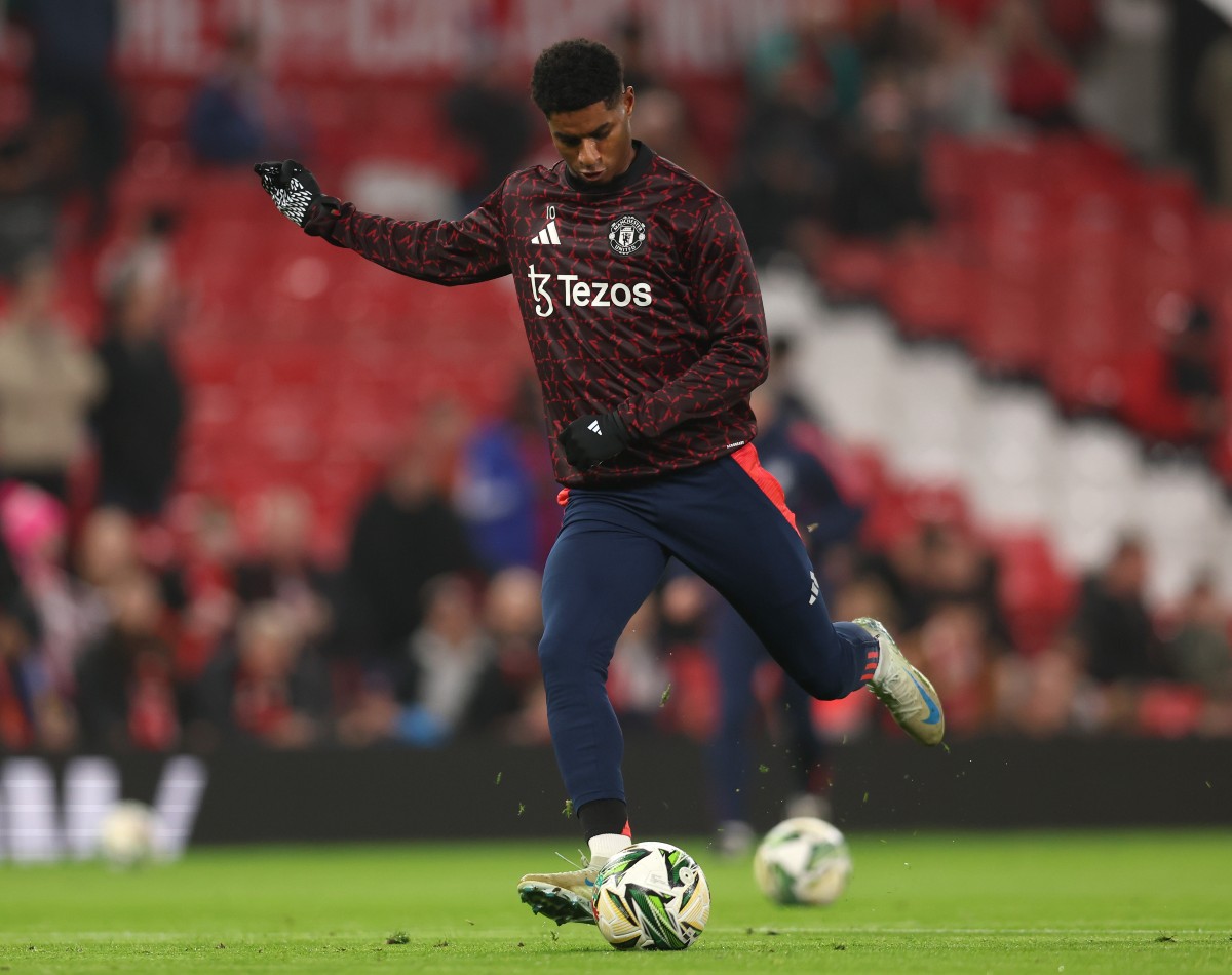 Marcus Rashford warms up for Manchester United