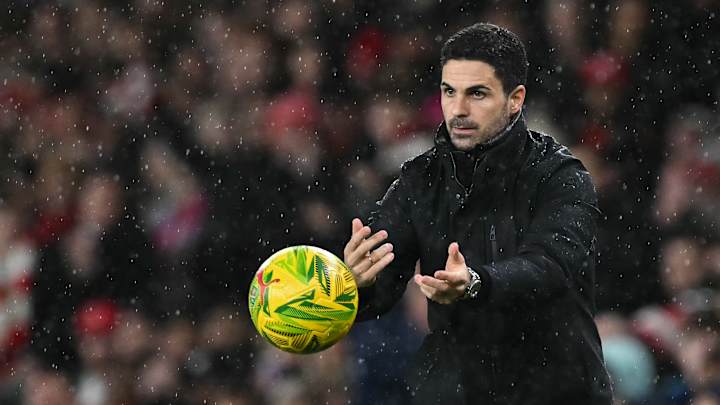 Mikel Arteta s'interrogeant sur le ballon de la Carabao Cup