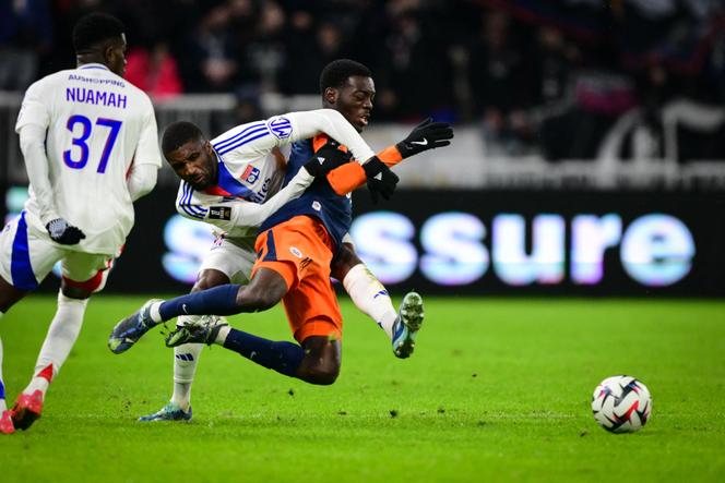 Une action lors du match Lyon-Montpellier entre Clinton Mata et Rabby Nzingoula, à Décines-Charpieu (Rhône), près de Lyon, le 4 janvier 2025.