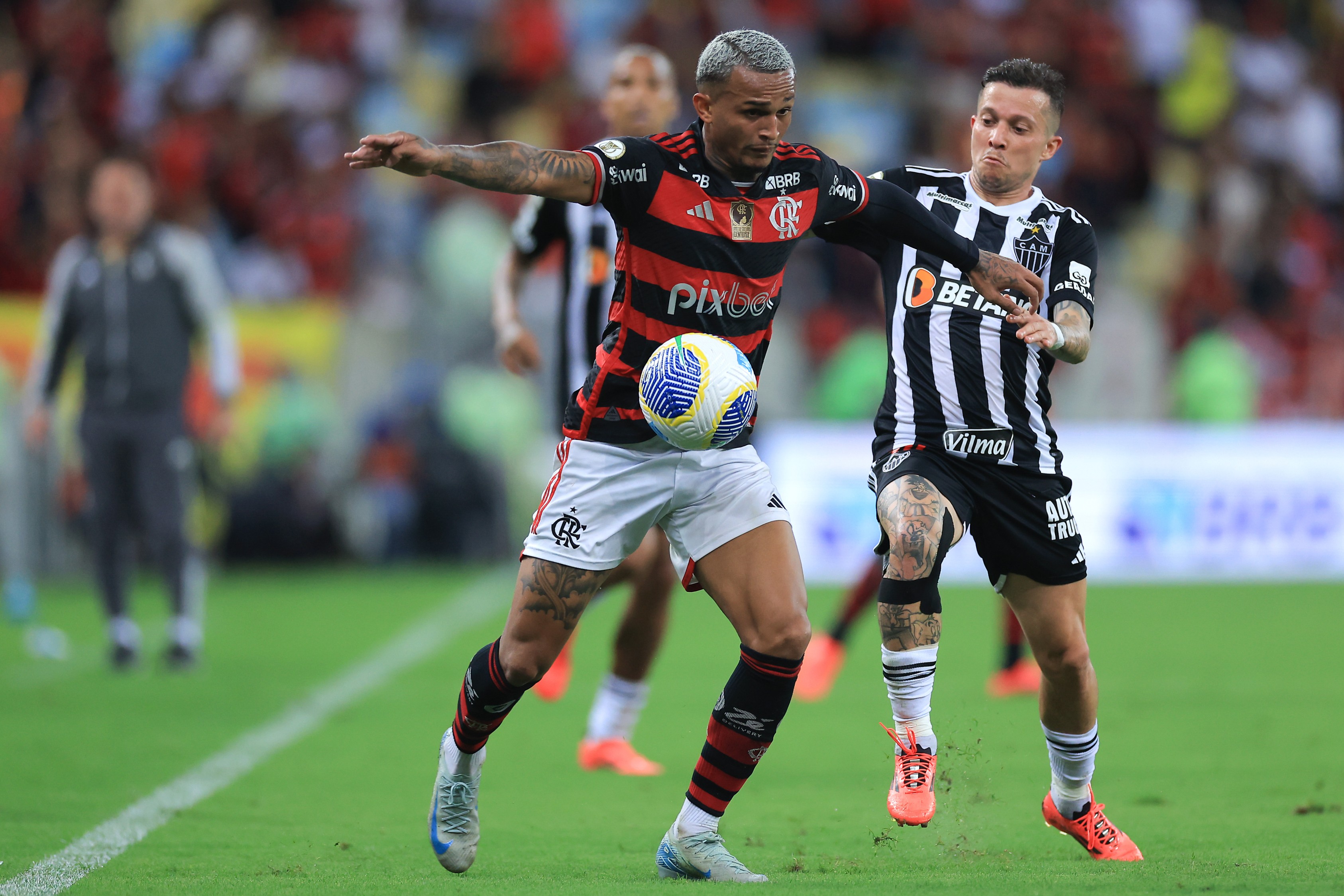 Wesley de Flamengo concurent pour le ballon