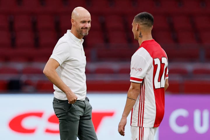 Erik ten Hag discute avec Antony pendant leurs temps respectifs à l'Ajax