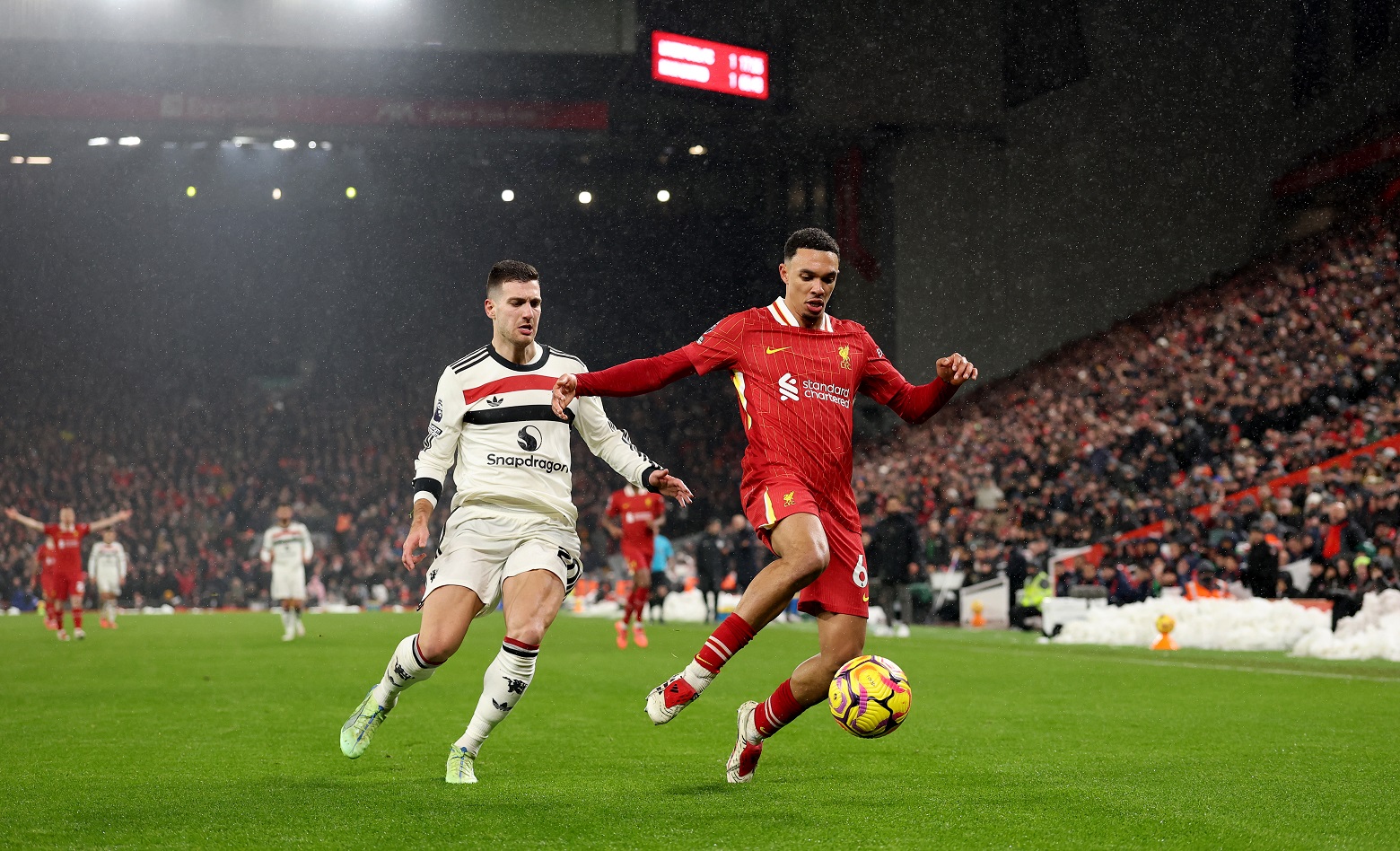 Trent Alexander-Arnold de Liverpool est défié par Diogo Dalot de Manchester United