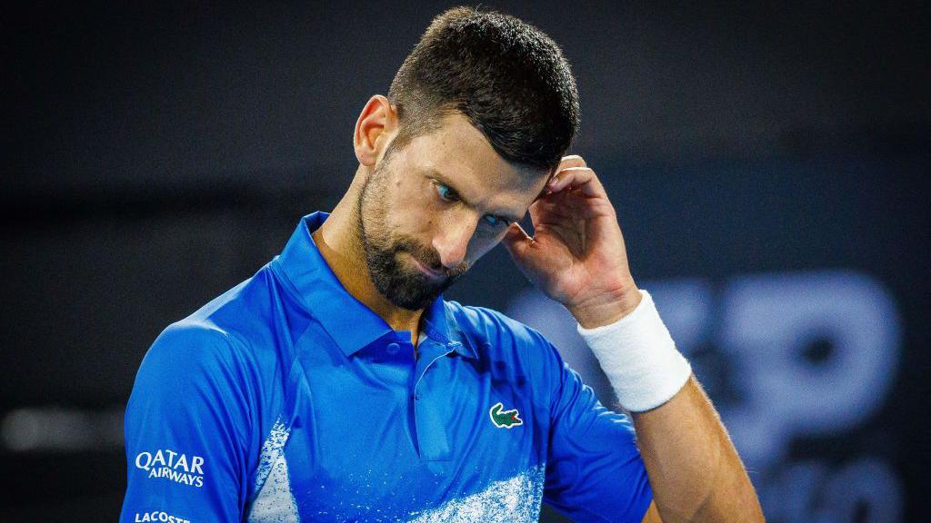 Novak Djokovic en action lors d'un tournoi à Brisbane