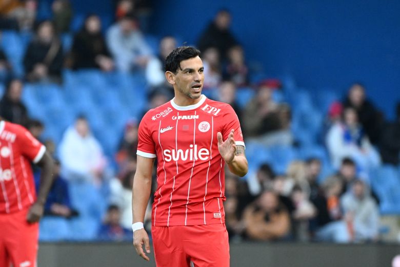 Tino Costa avec le mythique maillot rouge lors du match des 50 ans du club, le 16 novembre 2024.