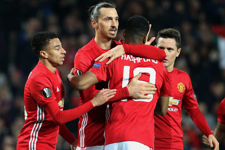 Zlatan Ibrahimovic et Marcus Rashford célébrant un but avec Manchester United